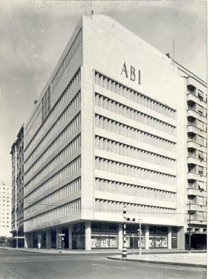 Fachada do Edifício ABI, c.1950. [Autoria não identificada]. Fonte: Arquivo MMM Roberto. Acervo Núcleo de Pesquisa e Documentação (NPD), Universidade Federal do Rio de Janeiro (UFRJ).