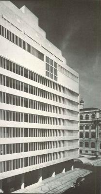 Fachada do edifício. [título atribuído], c.1950. Fonte:  ABI – Brazilian Press Association. Architectural Record. Vol. 88, n. 6, p 7, set. 1952.