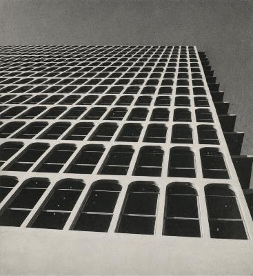 Fachada em concreto aparente com abóbadas [título atribubuído],c. 1980 [Autoria não identificada]. Fonte: JULIANO,Miguel; SUCHODOLSKI, Suely. Arquiteto Miguel Juliano. Cadernos Brasileiros. Projeto, v.3, p.40, fev. 1980.