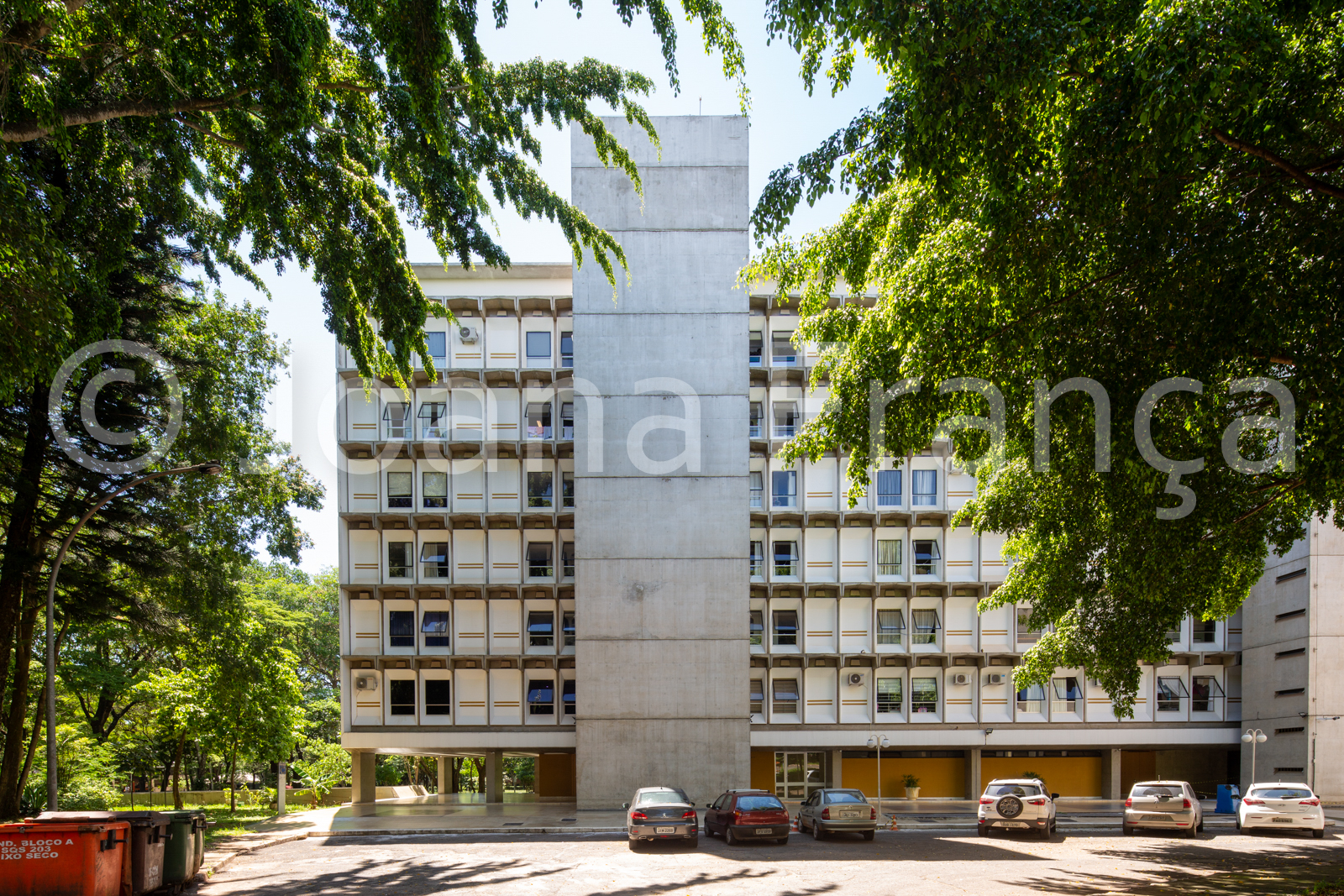 Fachada do edifício [título atribuído]. Fotografia de Joana França
