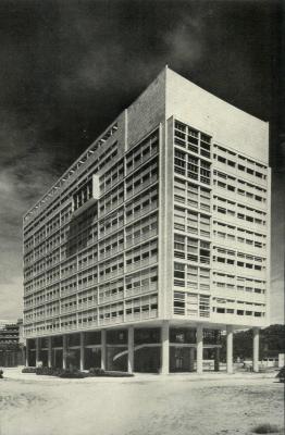 Fotografia da fachada do edifício publicada em revista internacional em 1944 [título atribuído]. Fonte: Office Building, Rio de Janeiro, Brazil. The Architectural Forum, p.69, ago. 1944.